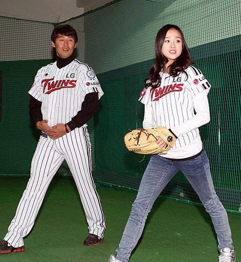 点击大图看下一张：孙妍在棒球赛开球 “国民萝莉”露灿笑9