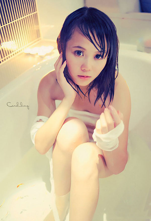 点击大图看下一张：性感蜕变 浴缸里的清纯小美女2