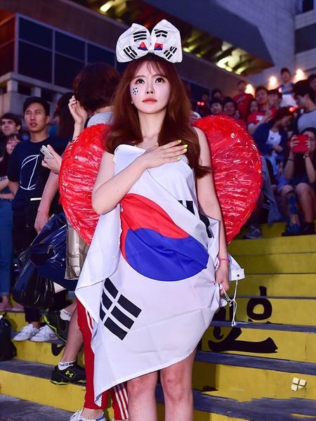 点击大图看下一张：韩国乳神风骚助威世界杯 足球宝贝卖萌耍可爱6