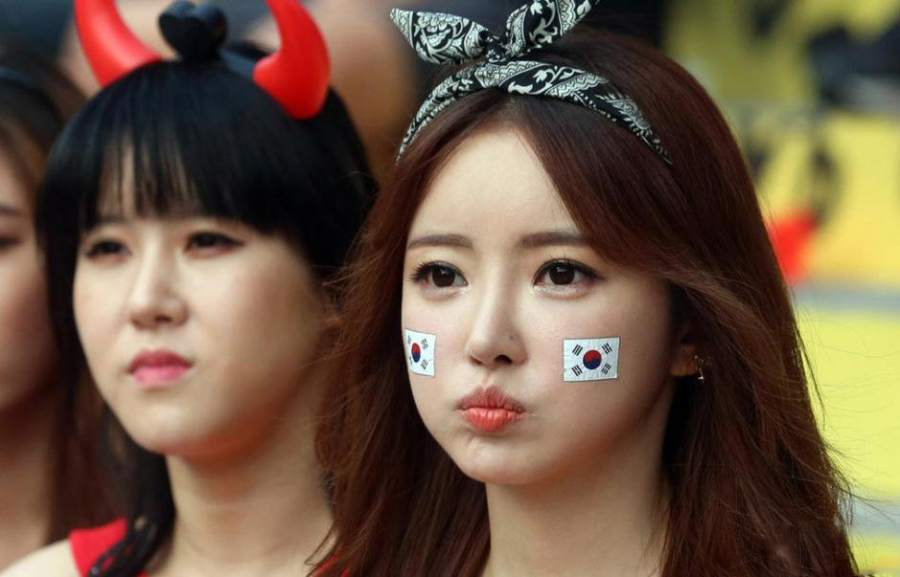 点击大图看下一张：韩国乳神风骚助威世界杯 足球宝贝卖萌耍可爱5