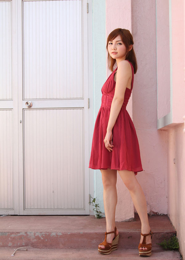 点击大图看下一张：超萌美女小红裙清纯可爱迷人写真3