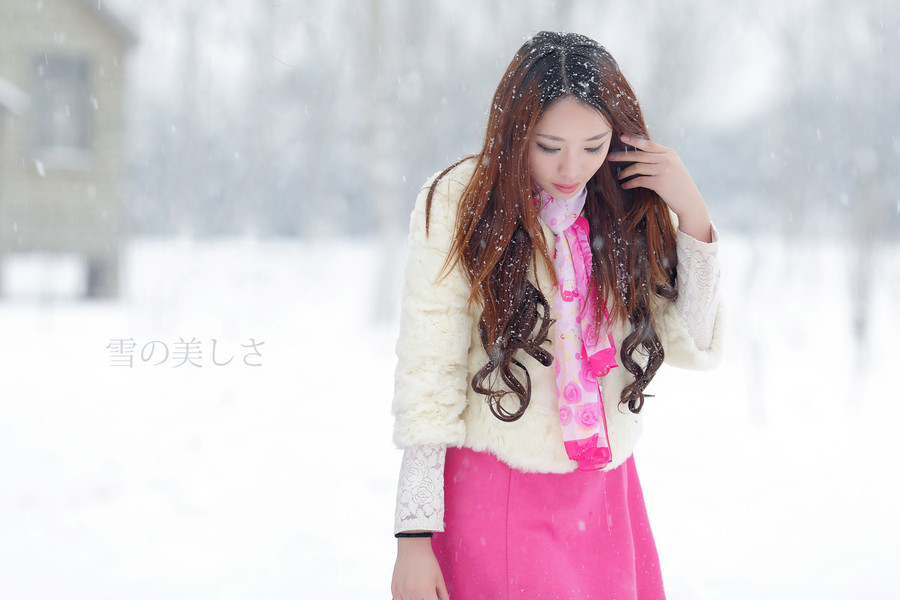 点击大图看下一张：清纯美女迷人雪景外拍写真6