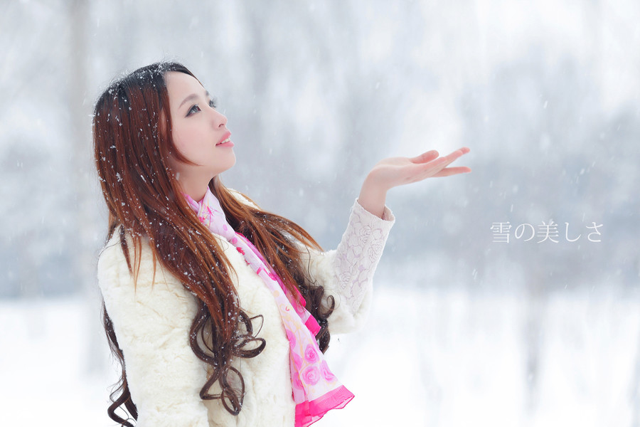 点击大图看下一张：清纯美女迷人雪景外拍写真5