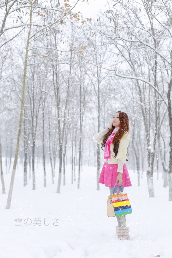 点击大图看下一张：清纯美女迷人雪景外拍写真1