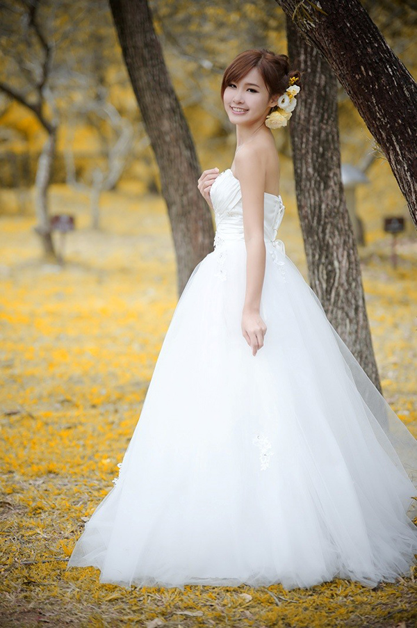 点击大图看下一张：白色婚纱Vika迷人甜美写真3