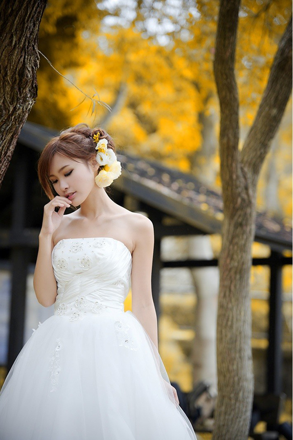 点击大图看下一张：白色婚纱Vika迷人甜美写真6