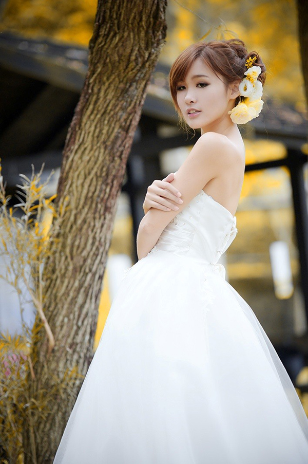点击大图看下一张：白色婚纱Vika迷人甜美写真7