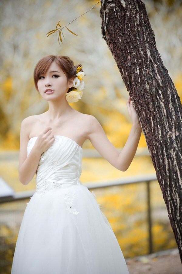 点击大图看下一张：白色婚纱Vika迷人甜美写真2