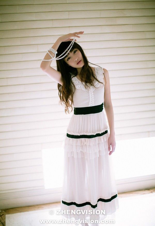 点击大图看下一张：白色迷人裙装MM靓丽写真1