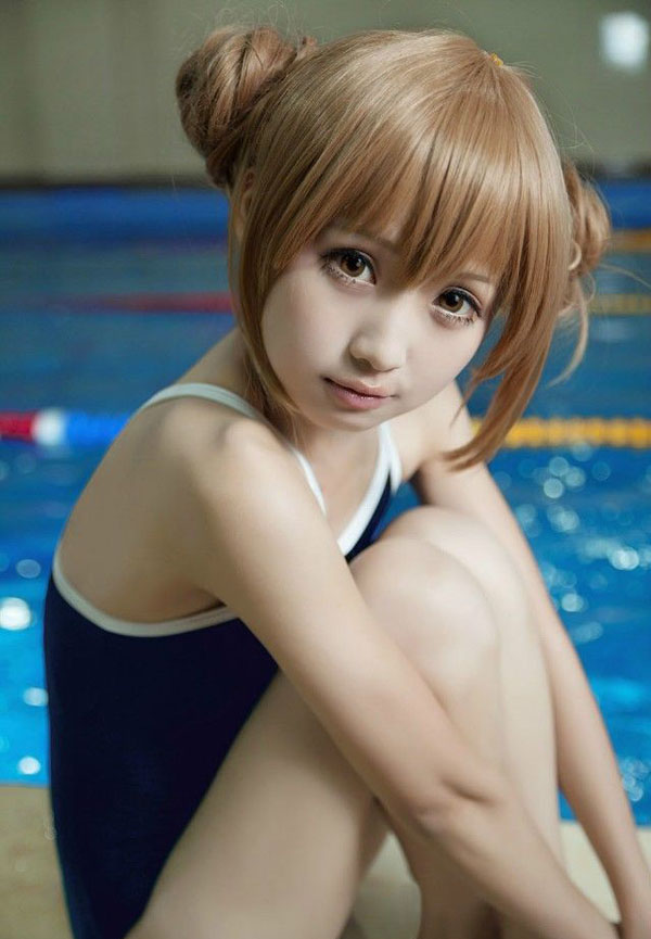 点击大图看下一张：萌妹紧身泳装泳池高清cosplay5