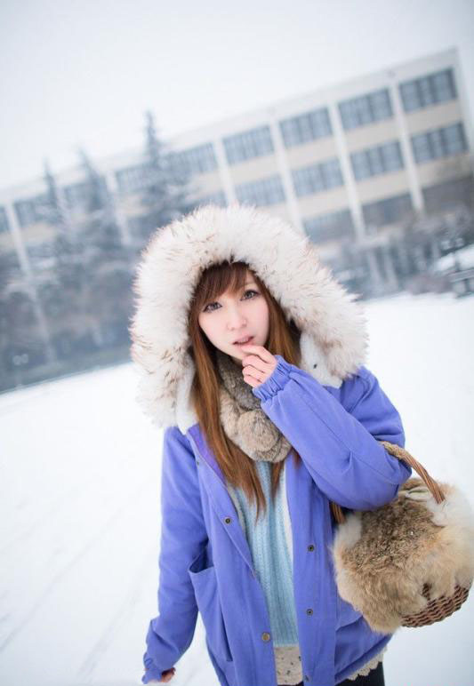 点击大图看下一张：清纯美女在雪地里的拍摄2