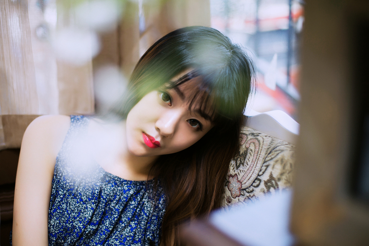 点击大图看下一张：艳丽红唇的甜美校花9