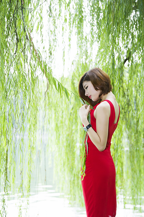 点击大图看下一张：妖娆红裙美女夏日的清新4
