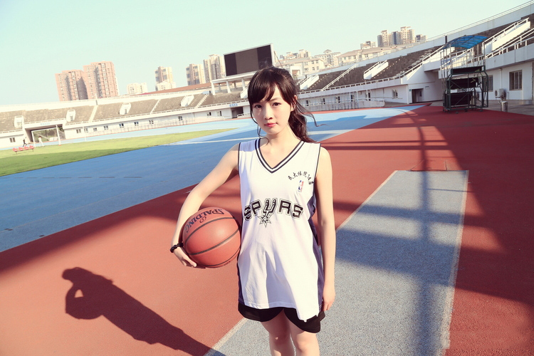 点击大图看下一张：爱上篮球的清纯姑娘1