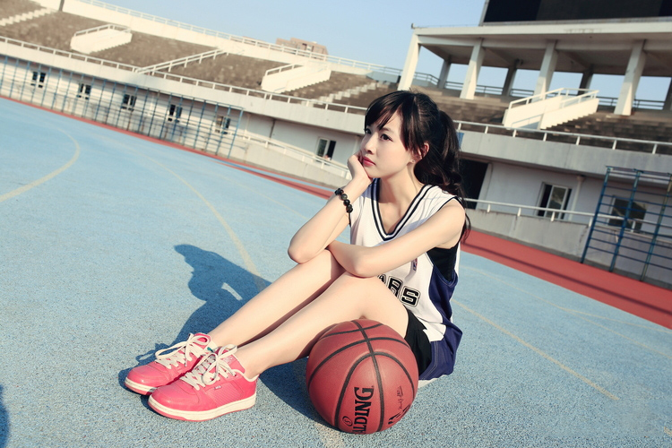 点击大图看下一张：爱上篮球的清纯姑娘3