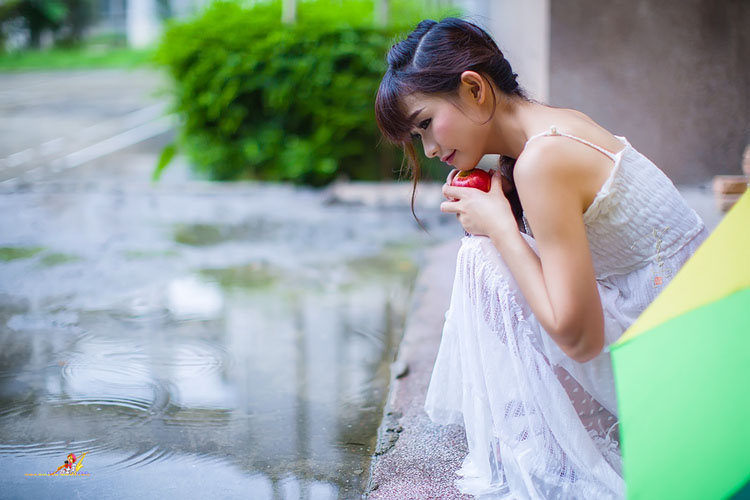 点击大图看下一张：清纯少女雨中飘荡的回忆7