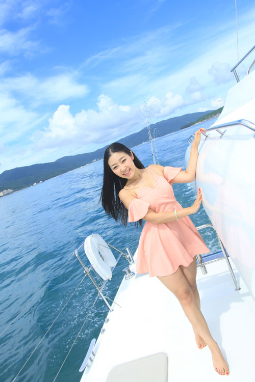 点击大图看下一张：游艇上的粉裙可爱少女2