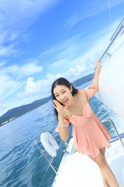 点击大图看下一张：游艇上的粉裙可爱少女5