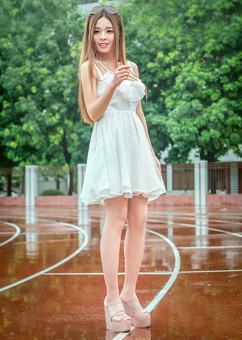 点击大图看下一张:喜欢雨后世界的清纯少女4