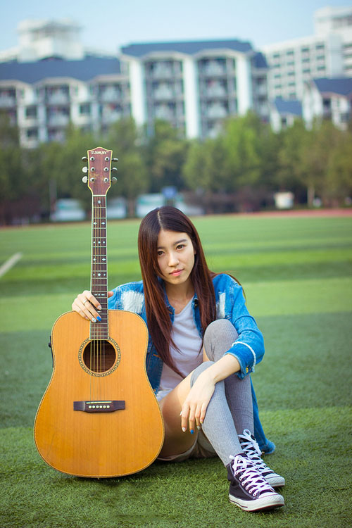 点击大图看下一张：户外阳光下的吉他少女7