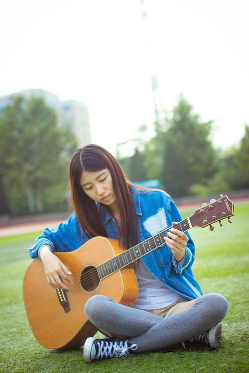 点击大图看下一张：户外阳光下的吉他少女5