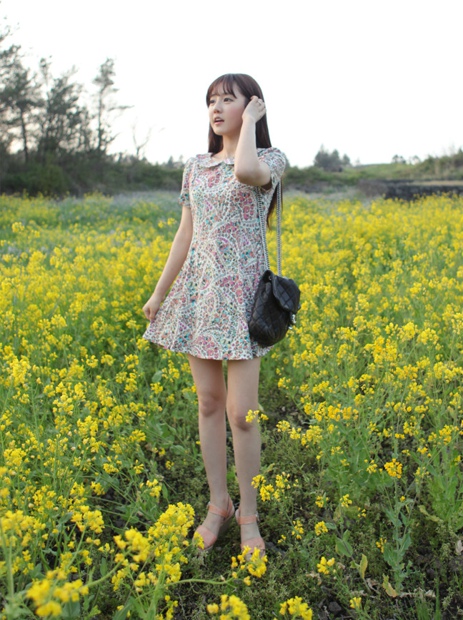 点击大图看下一张：田野花季少女的唯美靓照1