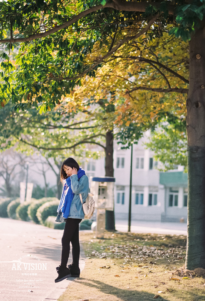 点击大图看下一张：晚秋下的唯美少女1