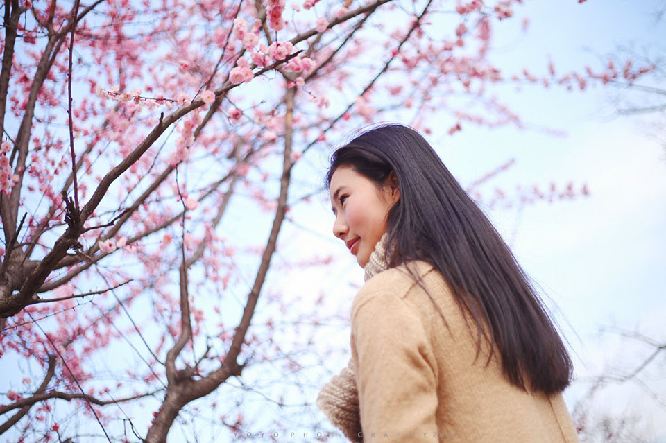 点击大图看下一张：桃花下的娇艳女孩1