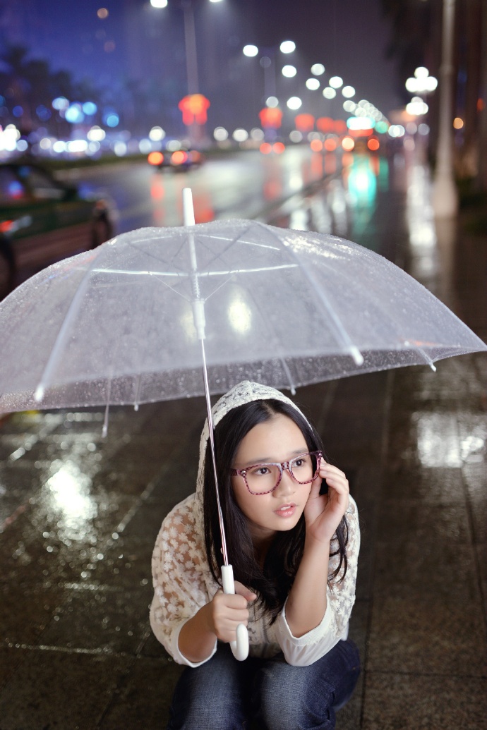 点击大图看下一张：雨中少女的唯美街拍5