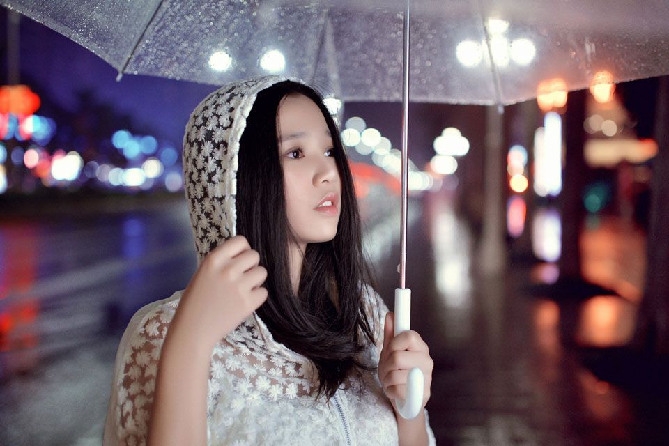 点击大图看下一张：雨中少女的唯美街拍3