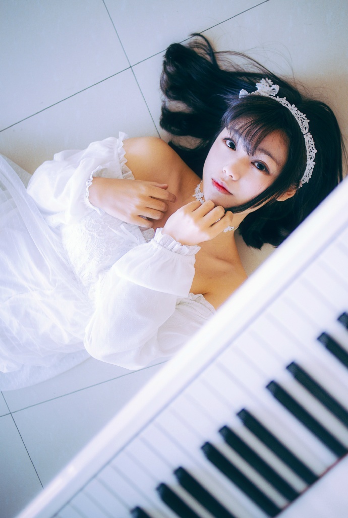 点击大图看下一张:钢琴姐妹花的私房纯美写真9