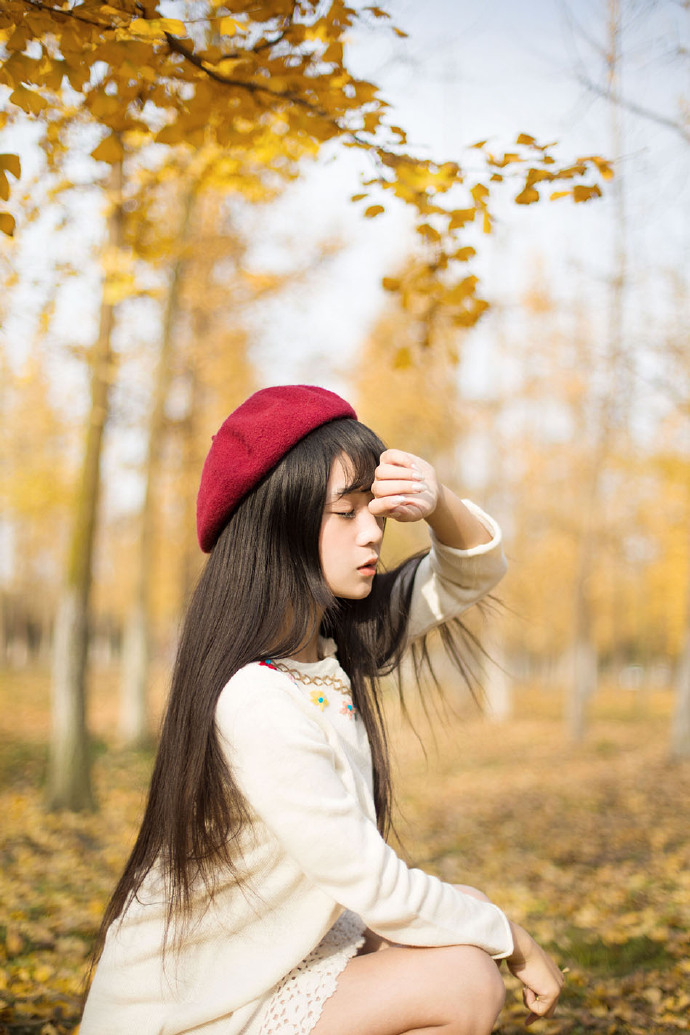 点击大图看下一张：秋日小道中的纯美小红帽1