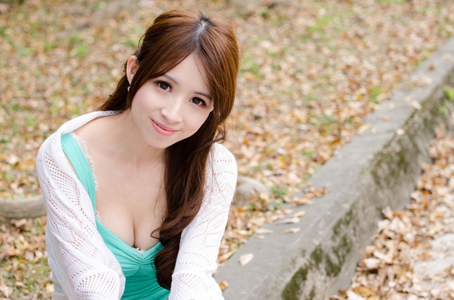 点击大图看下一张：田园里清新美裙少女写真6