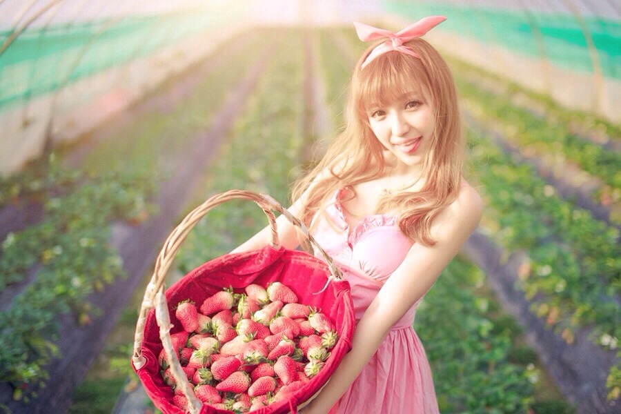 点击大图看下一张：粉系姑娘带你逛草莓园5