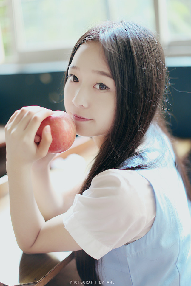 点击大图看下一张：红苹果的夏日萌妹子3