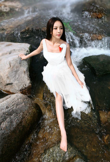 点击大图看下一张：甜美公主MM小天鹅河谷中戏水2
