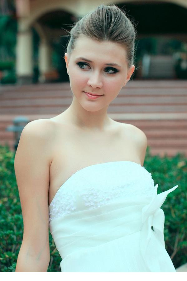 点击大图看下一张：超美俄罗斯美女唯美婚纱写真5