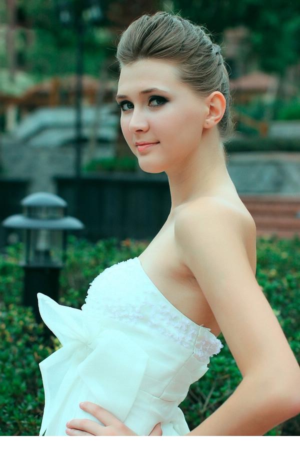 点击大图看下一张：超美俄罗斯美女唯美婚纱写真6