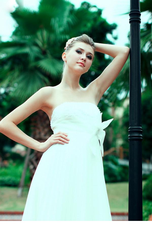 点击大图看下一张：超美俄罗斯美女唯美婚纱写真3