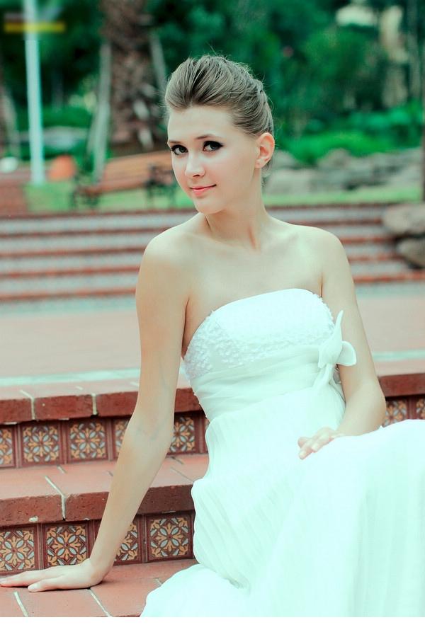 点击大图看下一张：超美俄罗斯美女唯美婚纱写真1