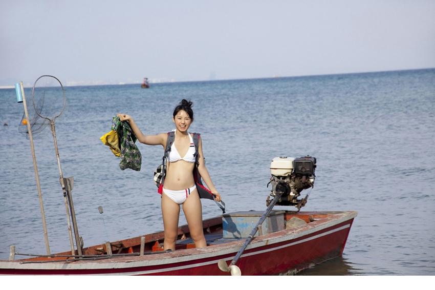 点击大图看下一张：90后日本小美女小池里奈性感海边写真7