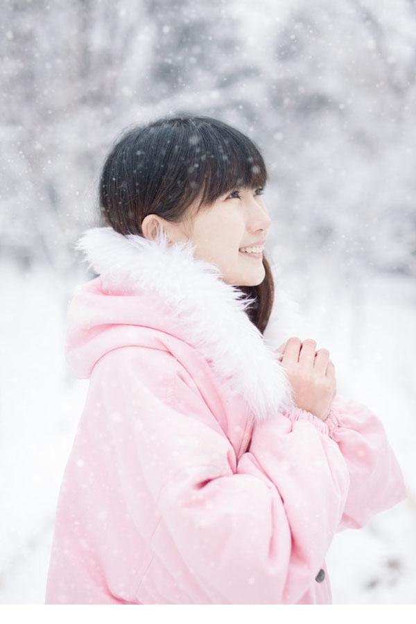 点击大图看下一张：雪中粉嫩小女生图片清新迷人3