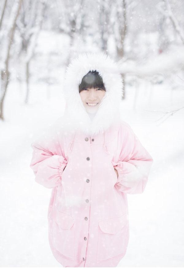 点击大图看下一张：雪中粉嫩小女生图片清新迷人6