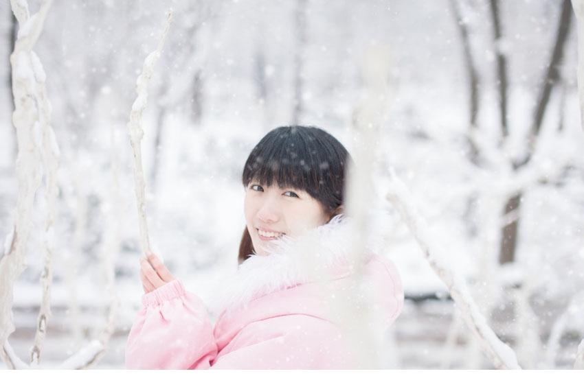 点击大图看下一张：雪中粉嫩小女生图片清新迷人5