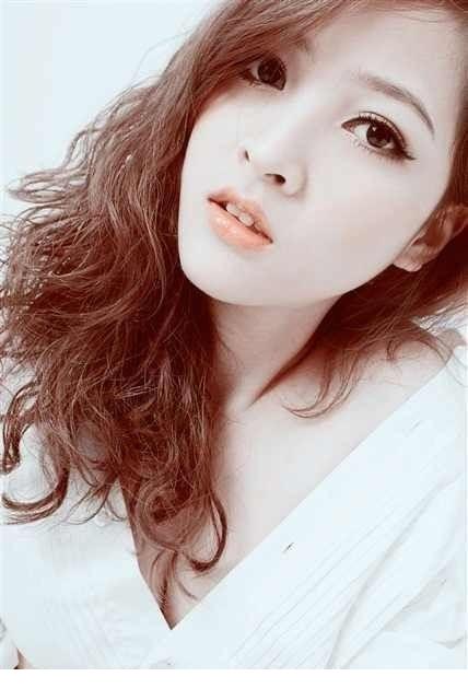 点击大图看下一张：清纯富家女性感自拍私密照流出10