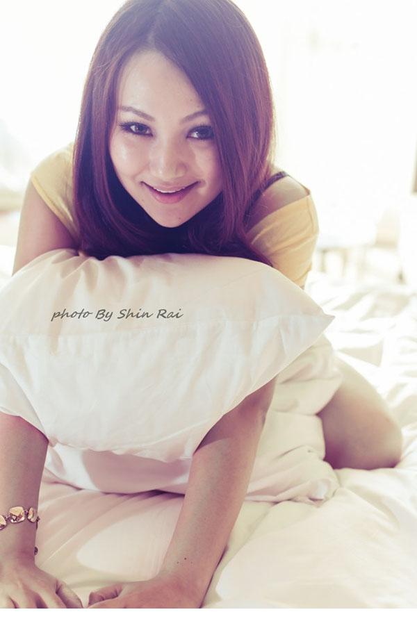 点击大图看下一张：甜美女生私房床照性感裸露香肩10