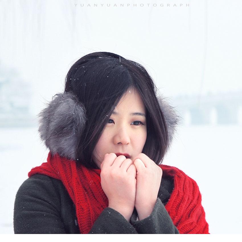 点击大图看下一张：雪中的清纯甜美红衣少女7