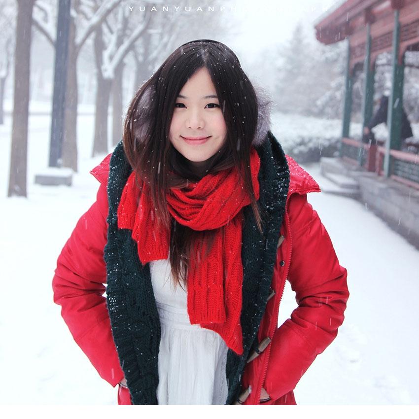 点击大图看下一张：雪中的清纯甜美红衣少女1