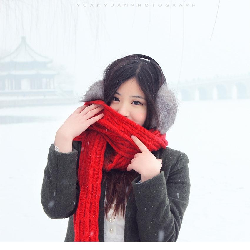 点击大图看下一张：雪中的清纯甜美红衣少女6