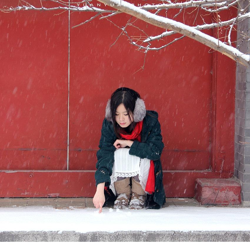 点击大图看下一张：雪中的清纯甜美红衣少女3